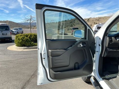 Used 2019 Nissan Frontier PRO-4X image 18