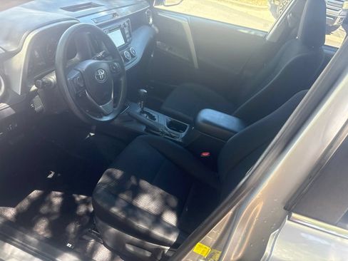 Used 2018 Toyota RAV4 LE w/ Carpet Mat Package AWD/4WD image 18