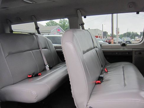 Used 2009 Ford E-350 and Econoline 350 XLT RWD image 13