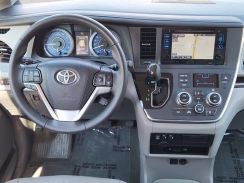 Used 2017 Toyota Sienna XLE Premium image 28