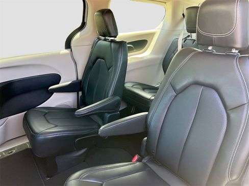 Used 2024 Chrysler Pacifica Touring-L image 23