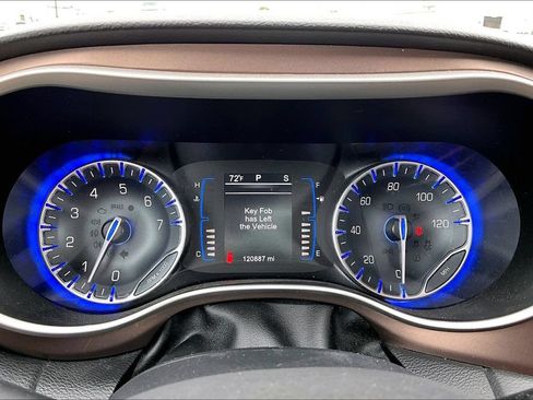 Used 2017 Chrysler Pacifica Touring-L w/ Tire & Wheel Group FWD image 17