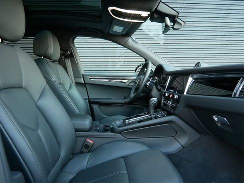 Used 2025 Porsche Macan image 27