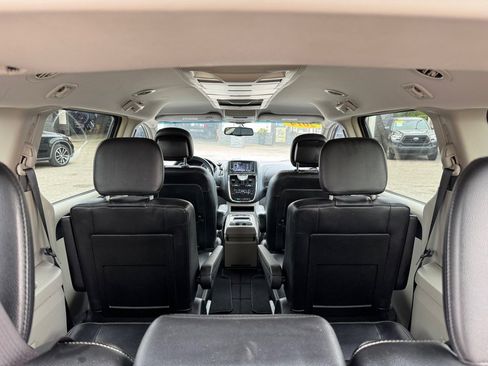 Used 2014 Chrysler Town & Country Touring image 18