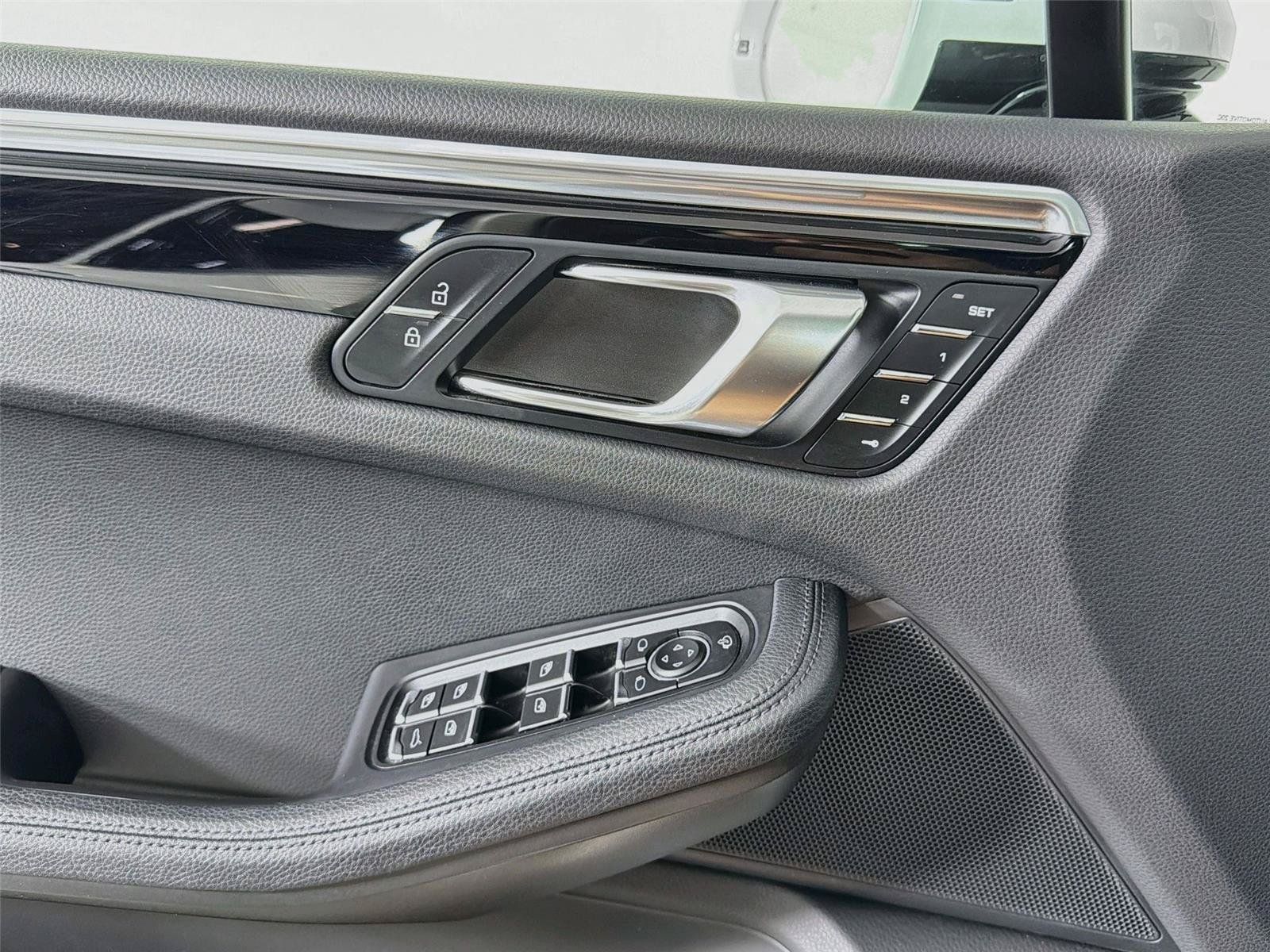 Certified 2022 Porsche Macan AWD/4WD image 31