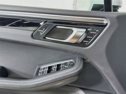 Certified 2022 Porsche Macan AWD/4WD image 31
