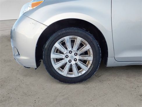 Used 2015 Toyota Sienna LE image 14