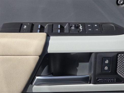 Used 2023 Land Rover Defender 130 X-Dynamic SE image 29