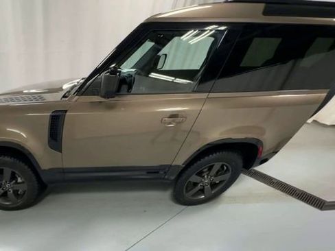 Used 2023 Land Rover Defender 90 SE image 5