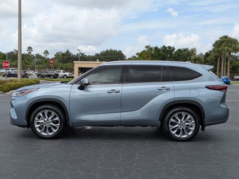 Used 2024 Toyota Highlander Limited AWD/4WD image 3