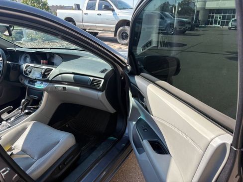 Used 2015 Honda Accord EX-L image 28