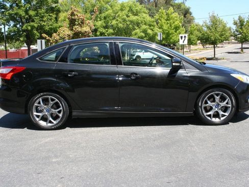 Used 2014 Ford Focus SE w/ Equipment Group 201A FWD image 4