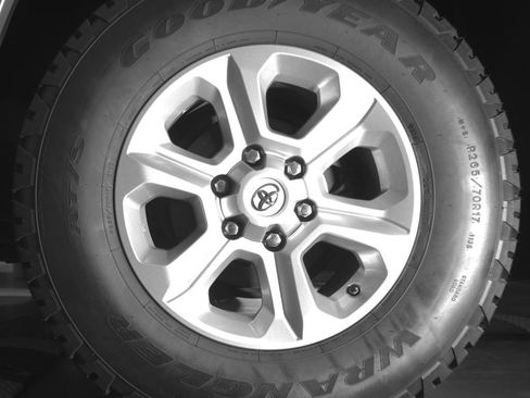 Used 2021 Toyota 4Runner SR5 Premium w/ Moonroof Package AWD/4WD image 15