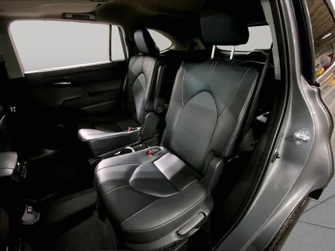 Used 2025 Toyota Highlander XLE AWD/4WD image 21