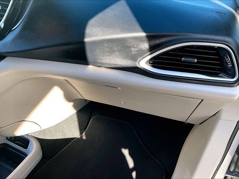 Used 2024 Chrysler Pacifica Touring-L image 25