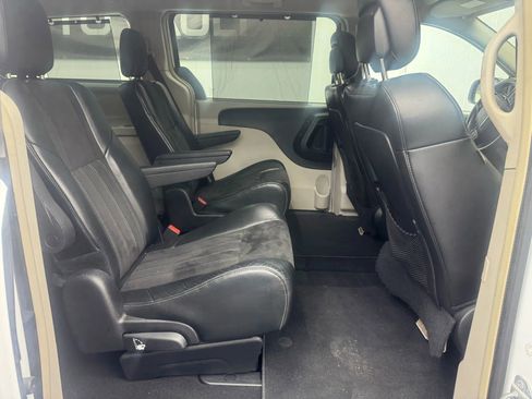 Used 2016 Chrysler Town & Country Limited image 5
