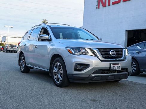 Used 2020 Nissan Pathfinder S image 2