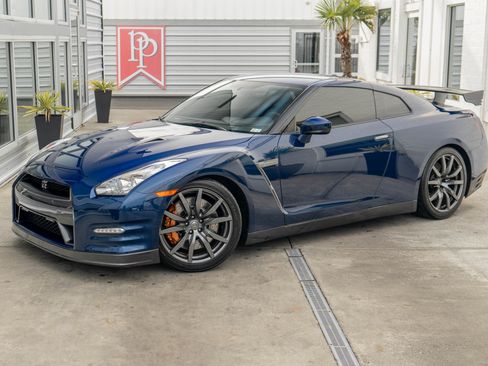 Used 2014 Nissan GT-R Premium image 2