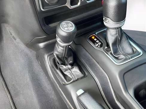 Used 2024 Jeep Wrangler Unlimited image 23