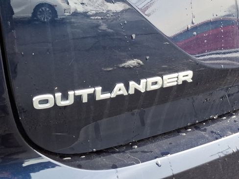 Used 2023 Mitsubishi Outlander SE image 30