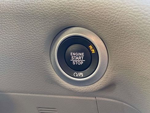 Used 2024 Chrysler Pacifica Limited FWD image 23