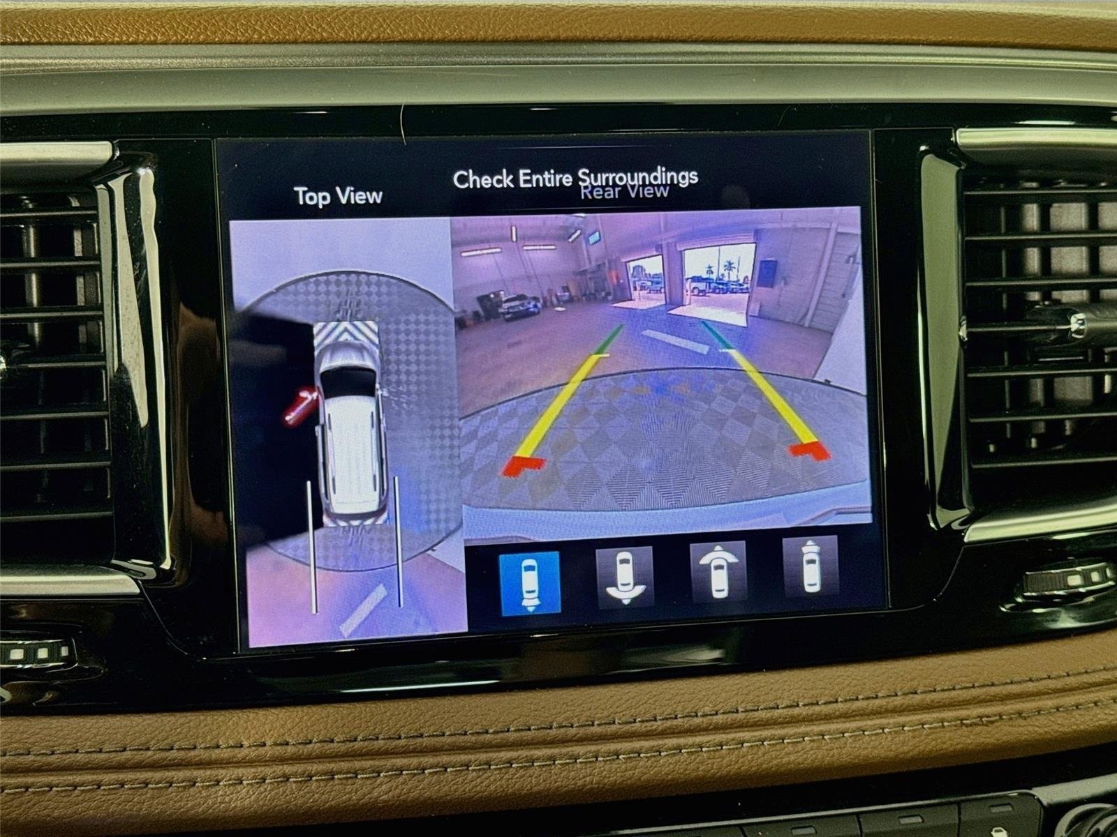 Used 2020 Chrysler Pacifica Limited w/ Tire & Wheel Group FWD image 17