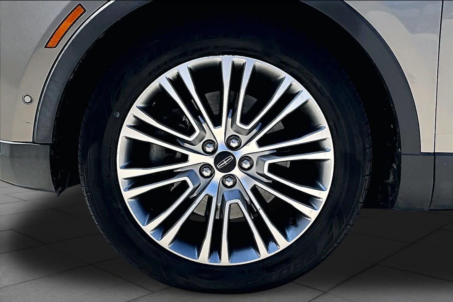 Used 2016 Lincoln MKX Reserve w/ Technology Package FWD image 10