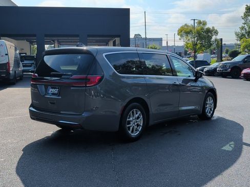 Used 2025 Chrysler Pacifica Select FWD image 5