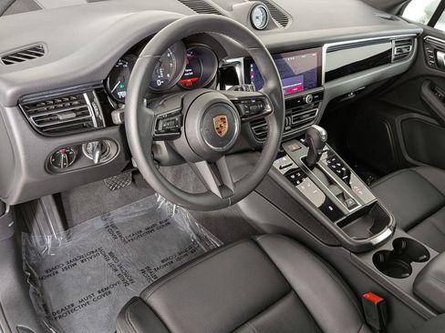 Certified 2025 Porsche Macan AWD/4WD image 4