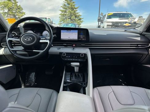 Used 2022 Hyundai Elantra Limited w/ Preferred Accessory Package FWD image 6