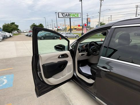 Used 2017 Chrysler Pacifica Touring-L Plus FWD image 18