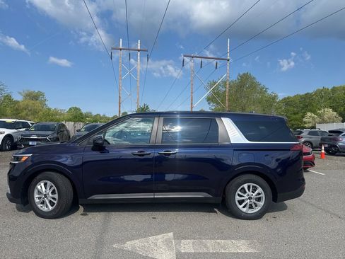Used 2024 Kia Carnival LX FWD image 2