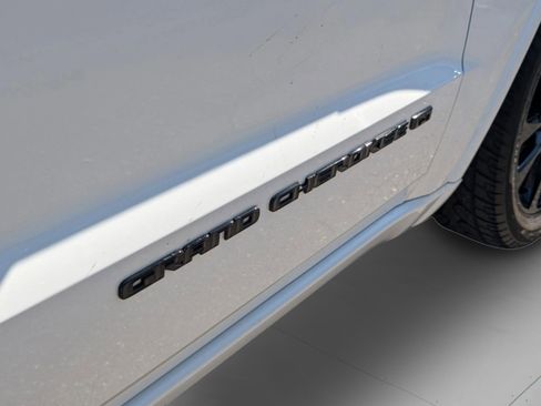 Used 2022 Jeep Grand Cherokee Laredo X image 25