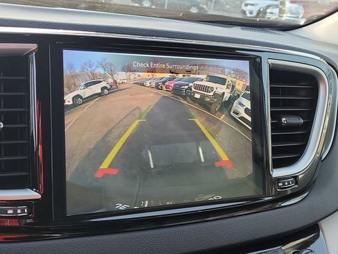 Used 2024 Chrysler Pacifica Touring-L image 7