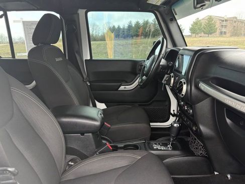 Used 2016 Jeep Wrangler Unlimited Sahara w/ Connectivity Group image 21