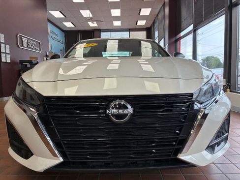 Used 2024 Nissan Altima 2.5 SV FWD image 4