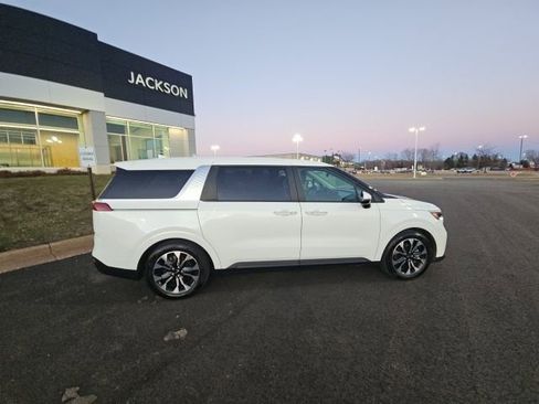 Used 2023 Kia Carnival EX image 9