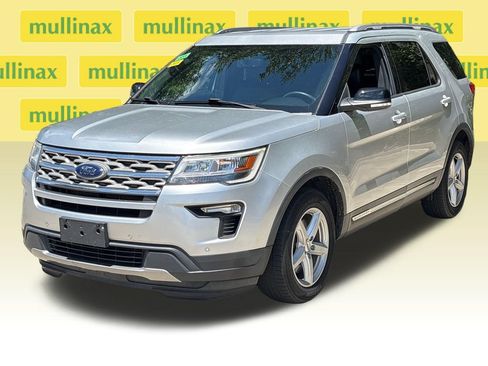 Used 2018 Ford Explorer XLT w/ Equipment Group 202A FWD image 13