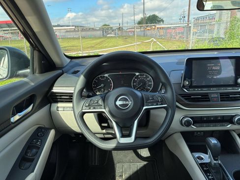 Used 2025 Nissan Altima 2.5 SV FWD image 29