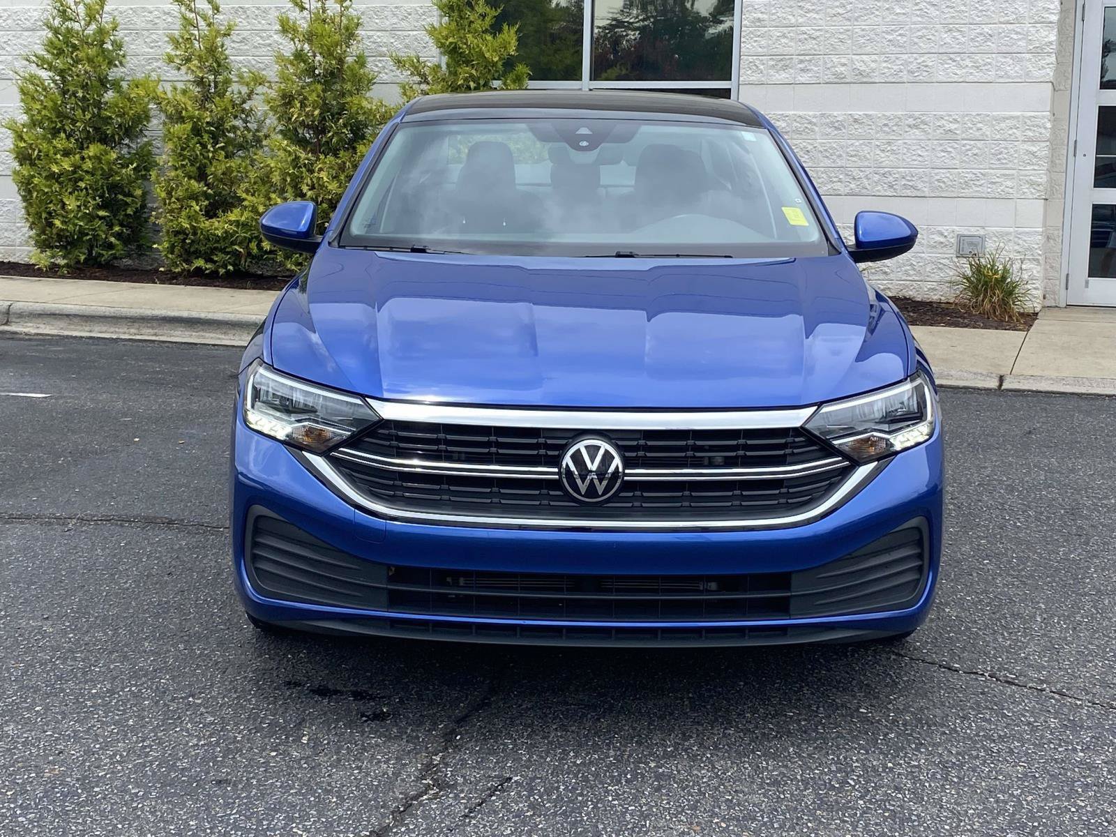 Used 2024 Volkswagen Jetta SE FWD image 2