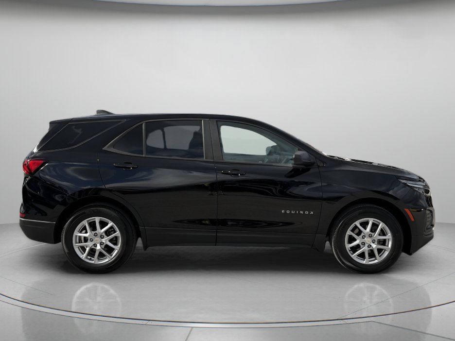 Used 2023 Chevrolet Equinox LS w/ LS Convenience Package FWD image 2