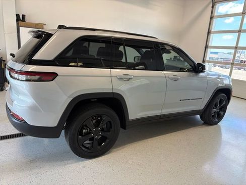 Used 2023 Jeep Grand Cherokee Altitude AWD/4WD image 9