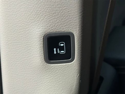 Used 2023 Chrysler Voyager LX image 23