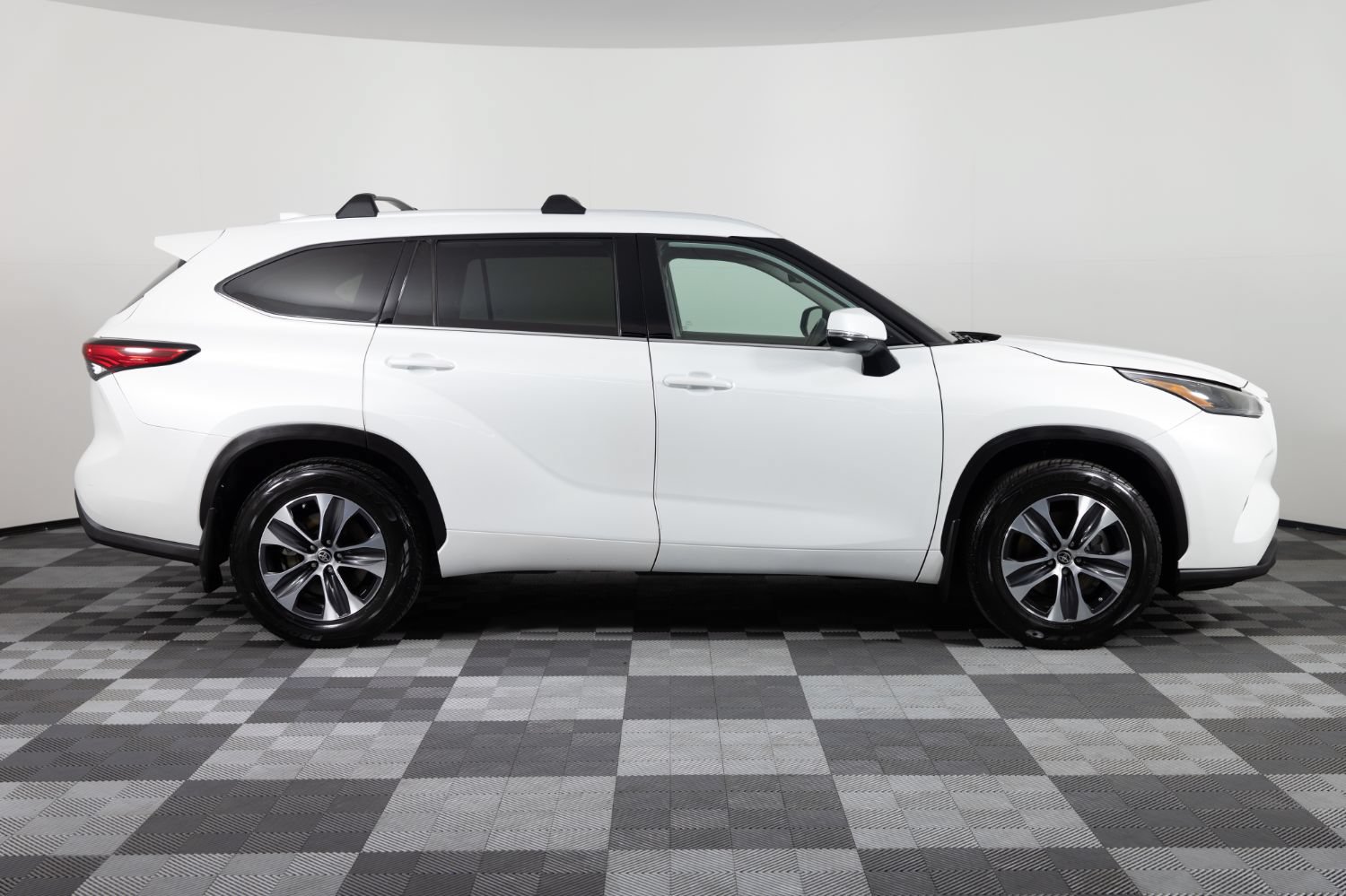 Used 2022 Toyota Highlander XLE FWD image 9