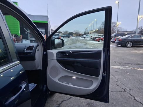 Used 2013 Chrysler Town & Country Touring image 17