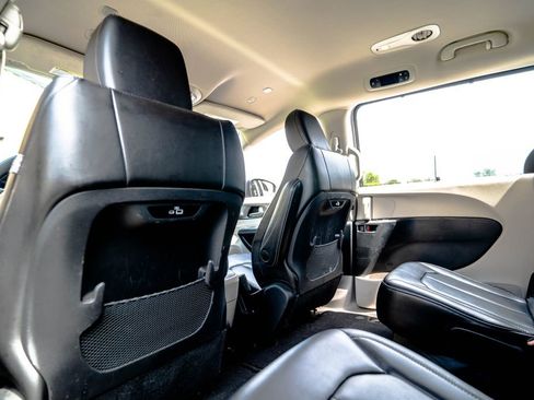 Used 2023 Chrysler Pacifica Touring-L FWD image 30