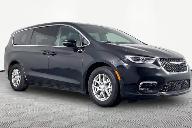 Used 2026 Chrysler Pacifica Select FWD image 3