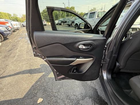 Used 2018 Jeep Cherokee Latitude w/ Altitude Package FWD image 19