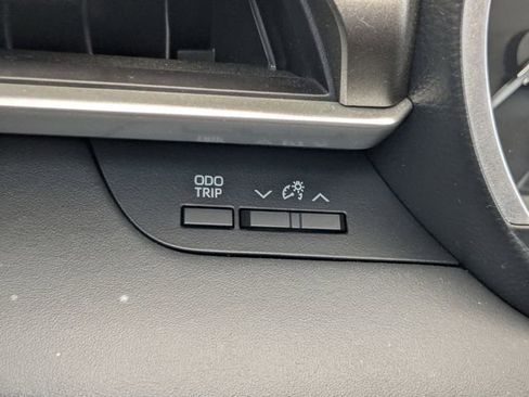 Used 2020 Toyota Highlander XLE FWD image 27