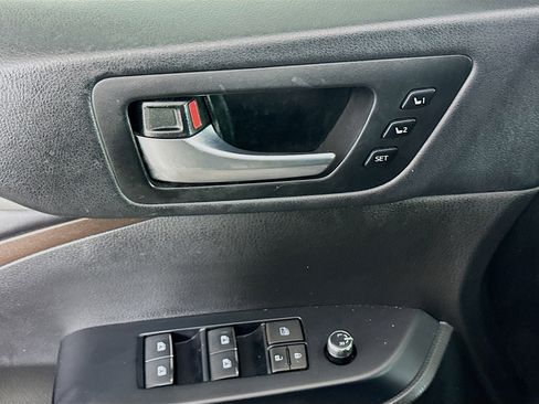 Used 2018 Toyota Highlander Limited Platinum image 15